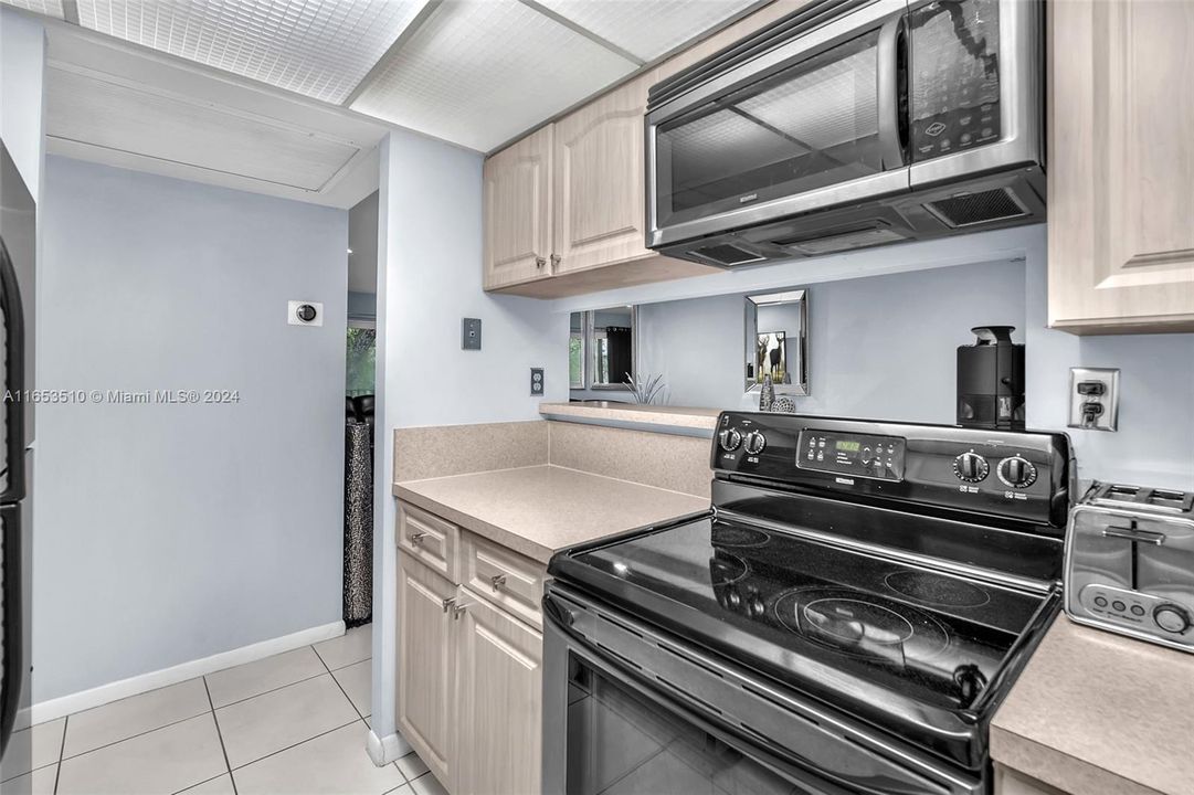 For Sale: $205,000 (1 beds, 1 baths, 650 Square Feet)