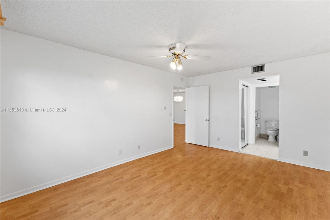 For Sale: $229,900 (2 beds, 2 baths, 1192 Square Feet)