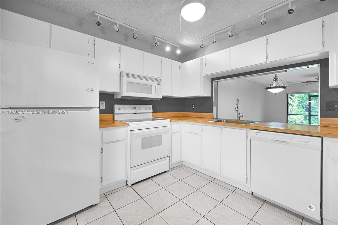 For Sale: $399,000 (2 beds, 2 baths, 1224 Square Feet)