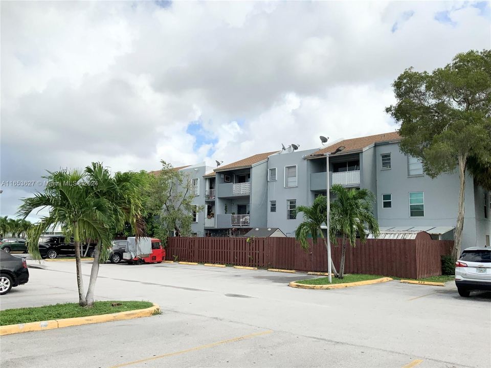 Active With Contract: $2,100 (2 beds, 2 baths, 919 Square Feet)