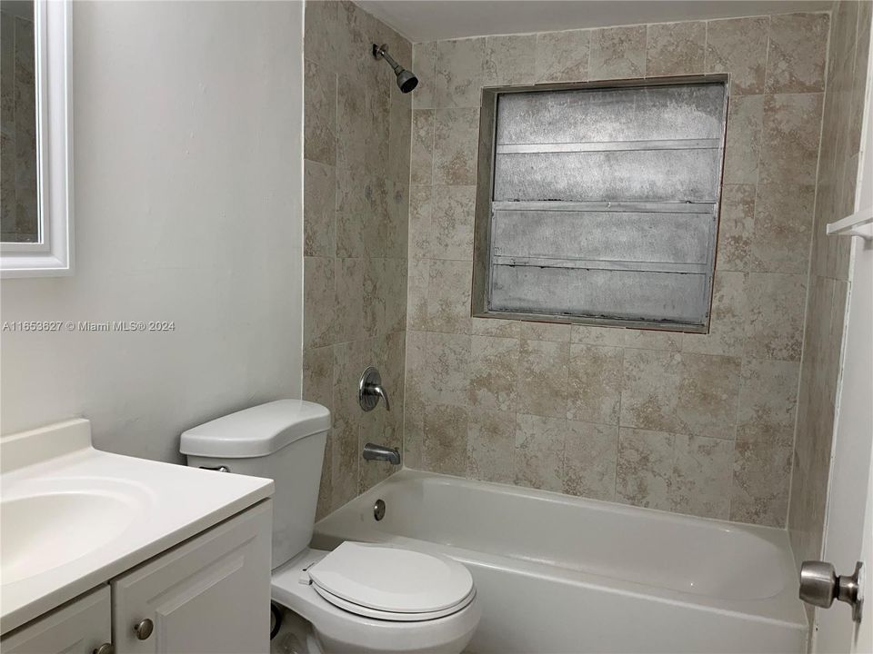 Active With Contract: $2,100 (2 beds, 2 baths, 919 Square Feet)