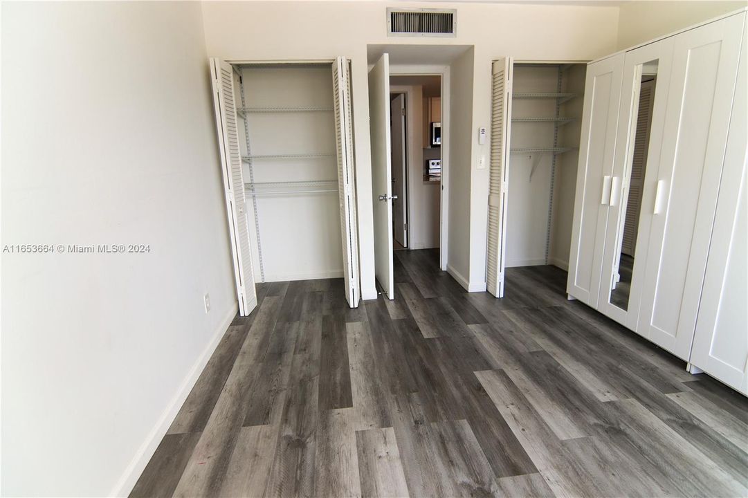 For Sale: $330,000 (1 beds, 1 baths, 600 Square Feet)