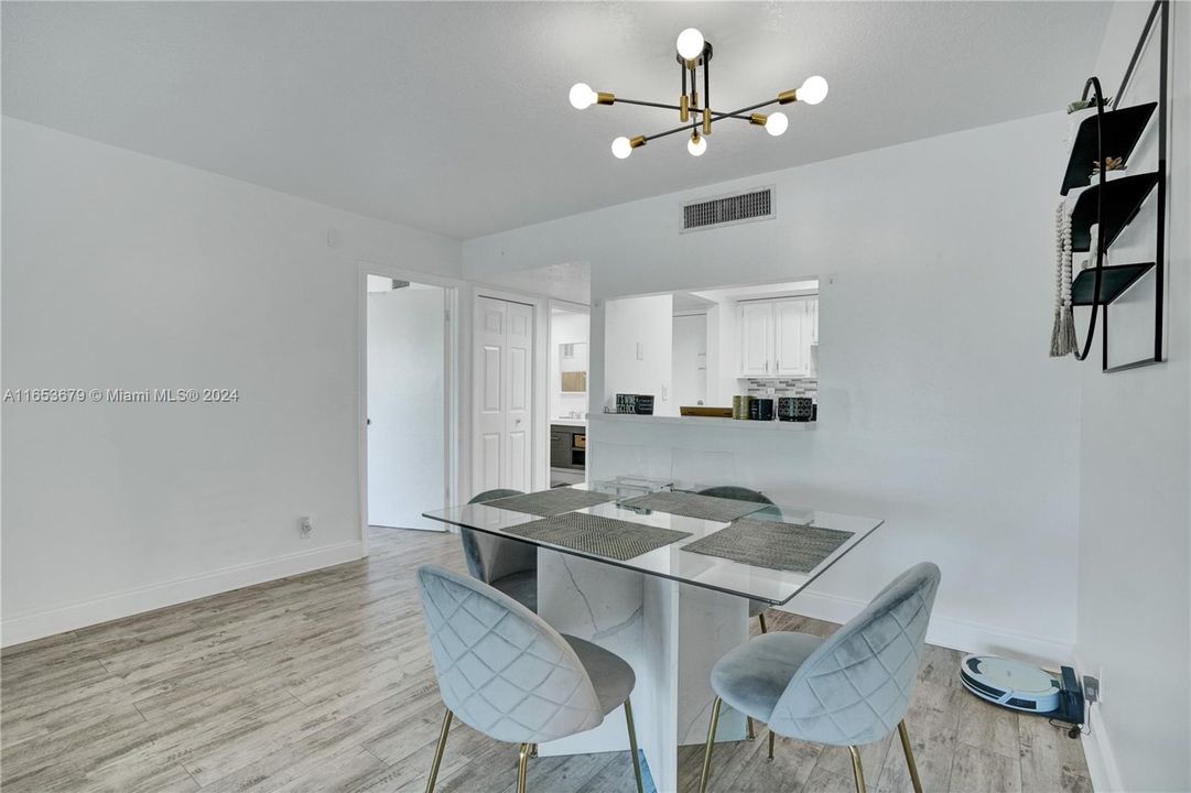 For Sale: $320,000 (2 beds, 2 baths, 1106 Square Feet)