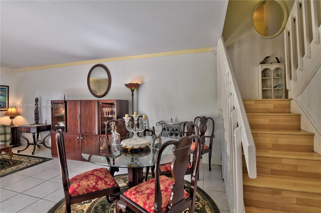 For Sale: $375,000 (2 beds, 2 baths, 1302 Square Feet)