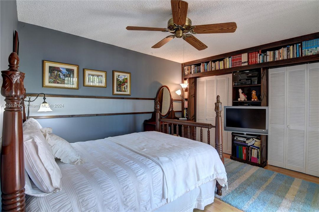 For Sale: $375,000 (2 beds, 2 baths, 1302 Square Feet)