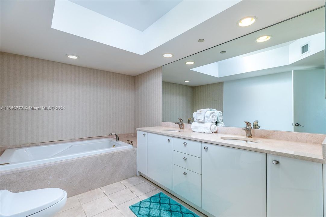 For Sale: $1,080,000 (2 beds, 2 baths, 1566 Square Feet)