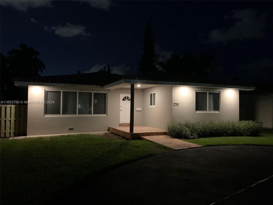 For Rent: $3,650 (2 beds, 2 baths, 1416 Square Feet)