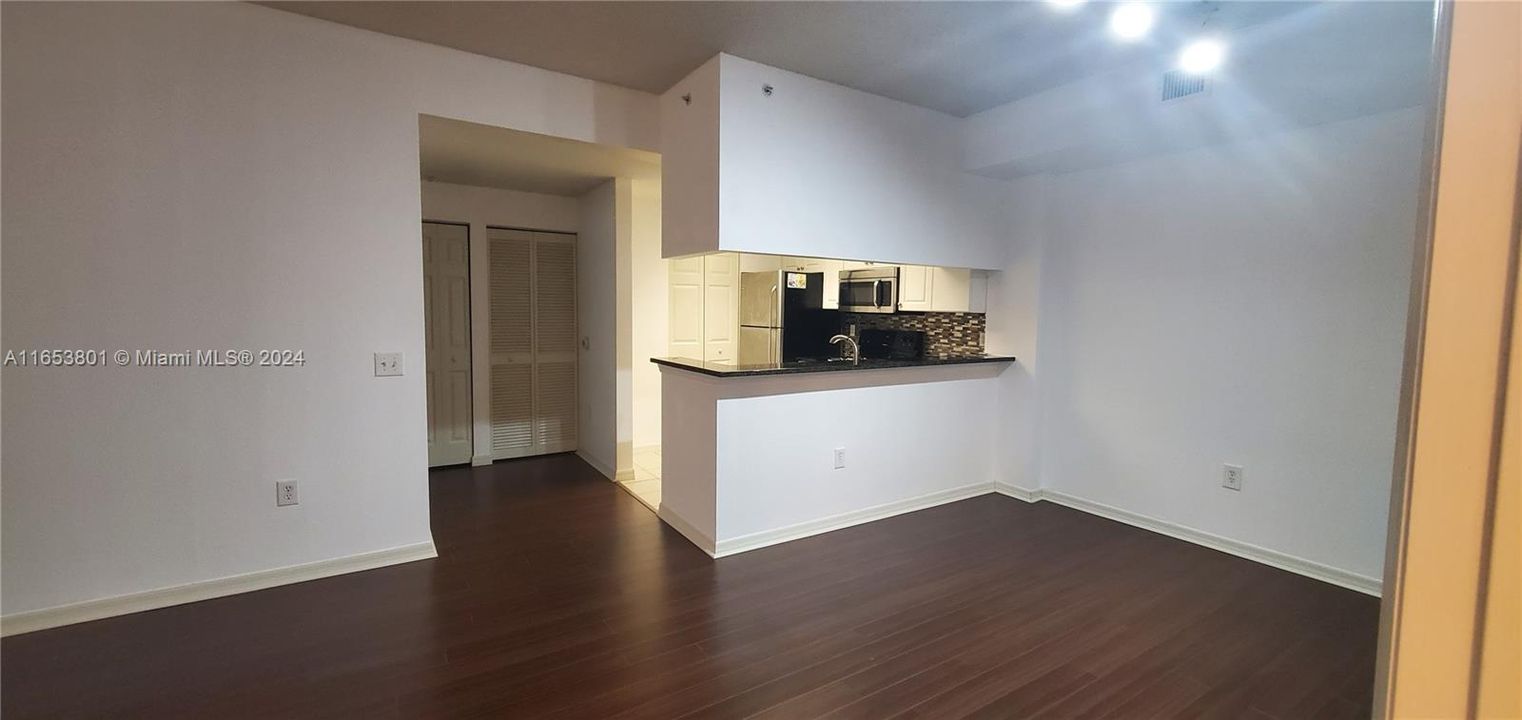 Active With Contract: $2,200 (2 beds, 2 baths, 1088 Square Feet)