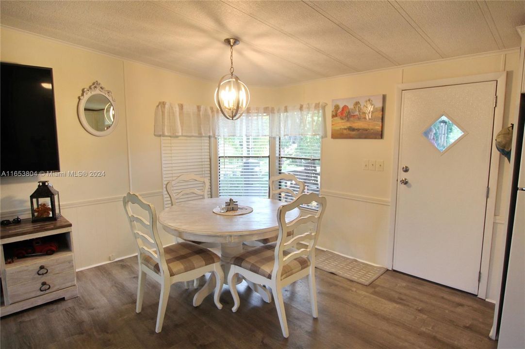 For Sale: $295,000 (2 beds, 2 baths, 920 Square Feet)