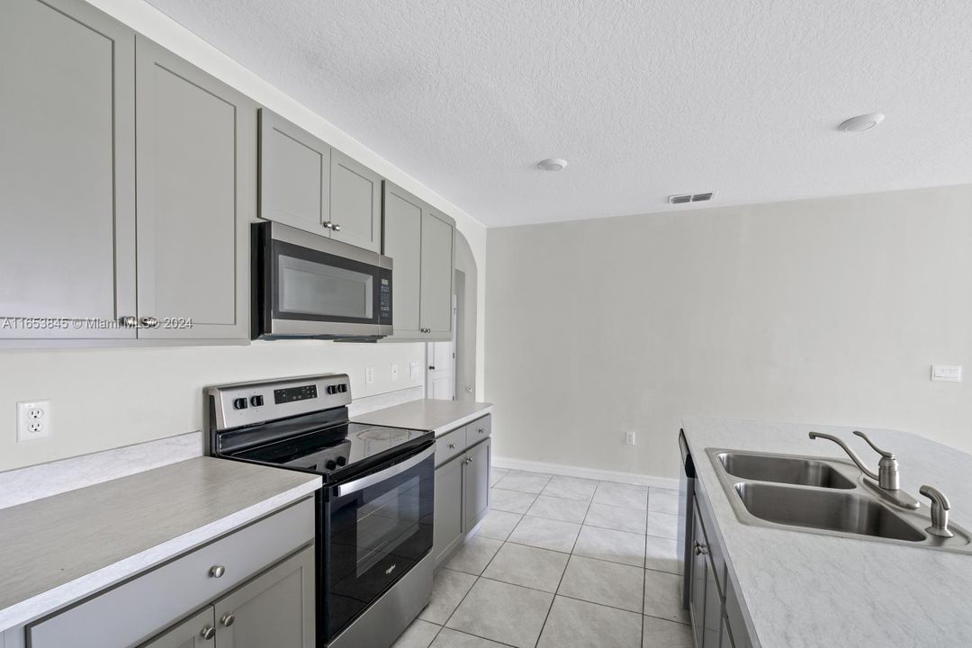 For Rent: $2,100 (4 beds, 2 baths, 1828 Square Feet)