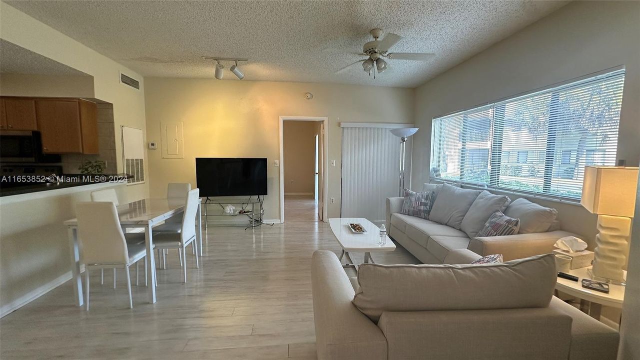 For Rent: $2,075 (2 beds, 2 baths, 858 Square Feet)