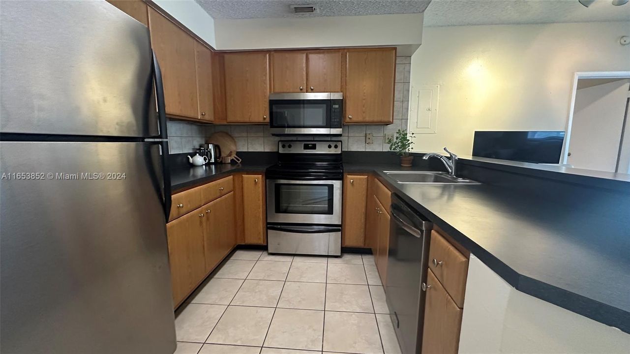 For Rent: $2,075 (2 beds, 2 baths, 858 Square Feet)