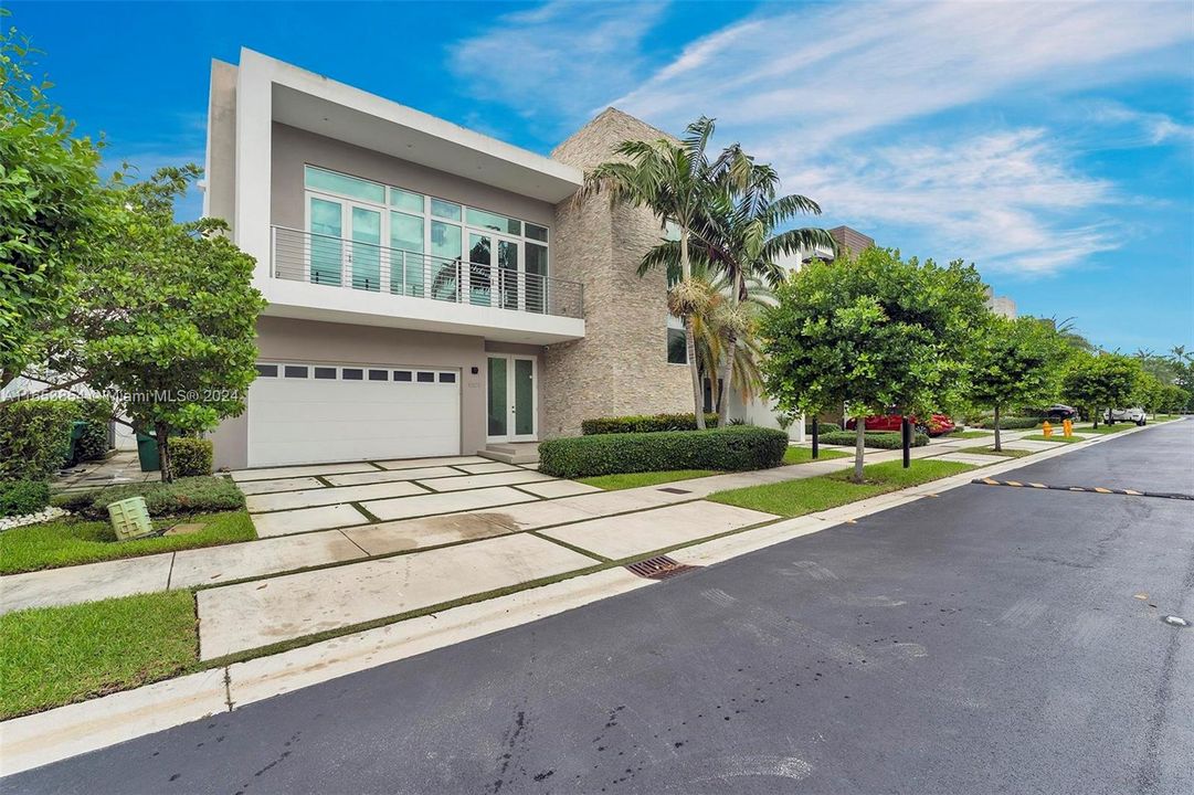 For Sale: $2,400,000 (5 beds, 5 baths, 3911 Square Feet)