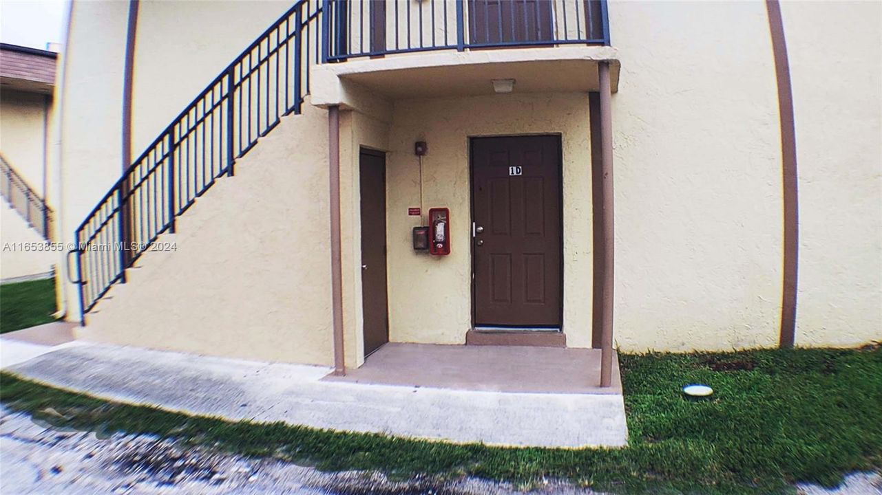 For Sale: $143,500 (1 beds, 1 baths, 840 Square Feet)