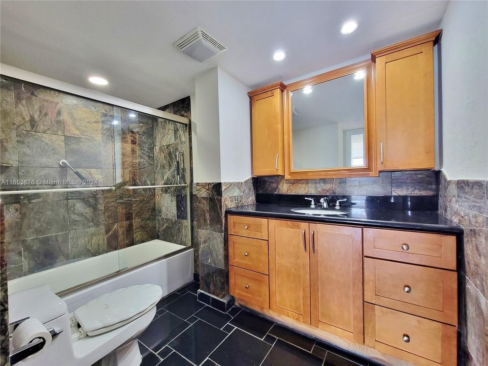 For Sale: $369,000 (1 beds, 1 baths, 890 Square Feet)