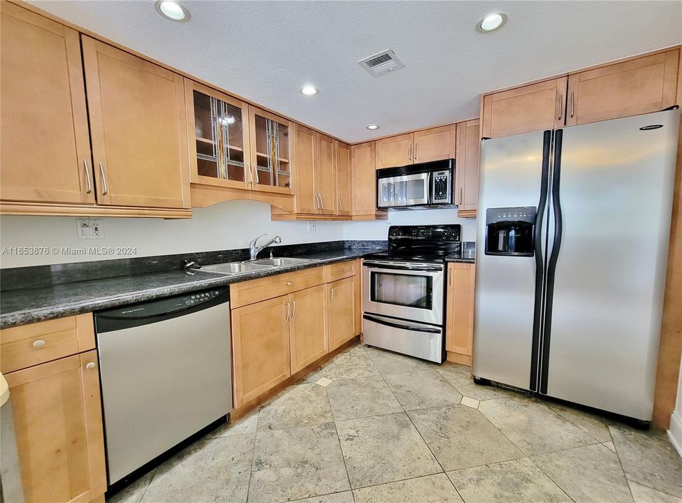 For Sale: $369,000 (1 beds, 1 baths, 890 Square Feet)