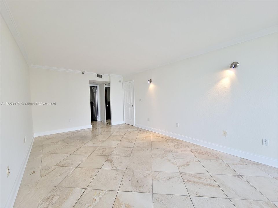 For Sale: $369,000 (1 beds, 1 baths, 890 Square Feet)