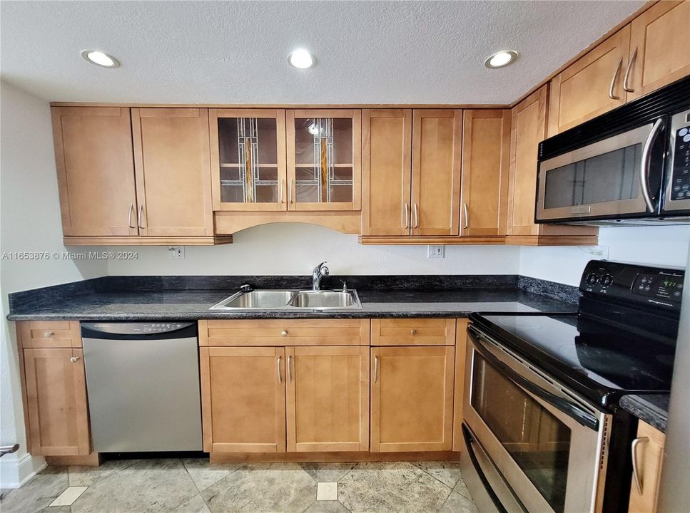 For Sale: $369,000 (1 beds, 1 baths, 890 Square Feet)