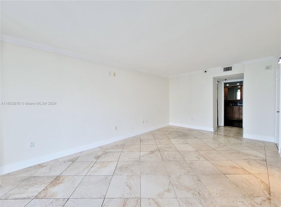 For Sale: $369,000 (1 beds, 1 baths, 890 Square Feet)