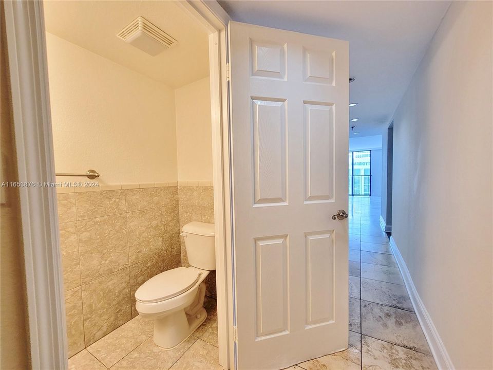 For Sale: $369,000 (1 beds, 1 baths, 890 Square Feet)