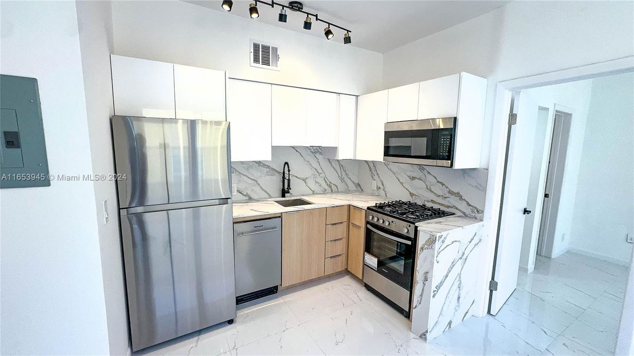 For Sale: $337,000 (2 beds, 2 baths, 580 Square Feet)