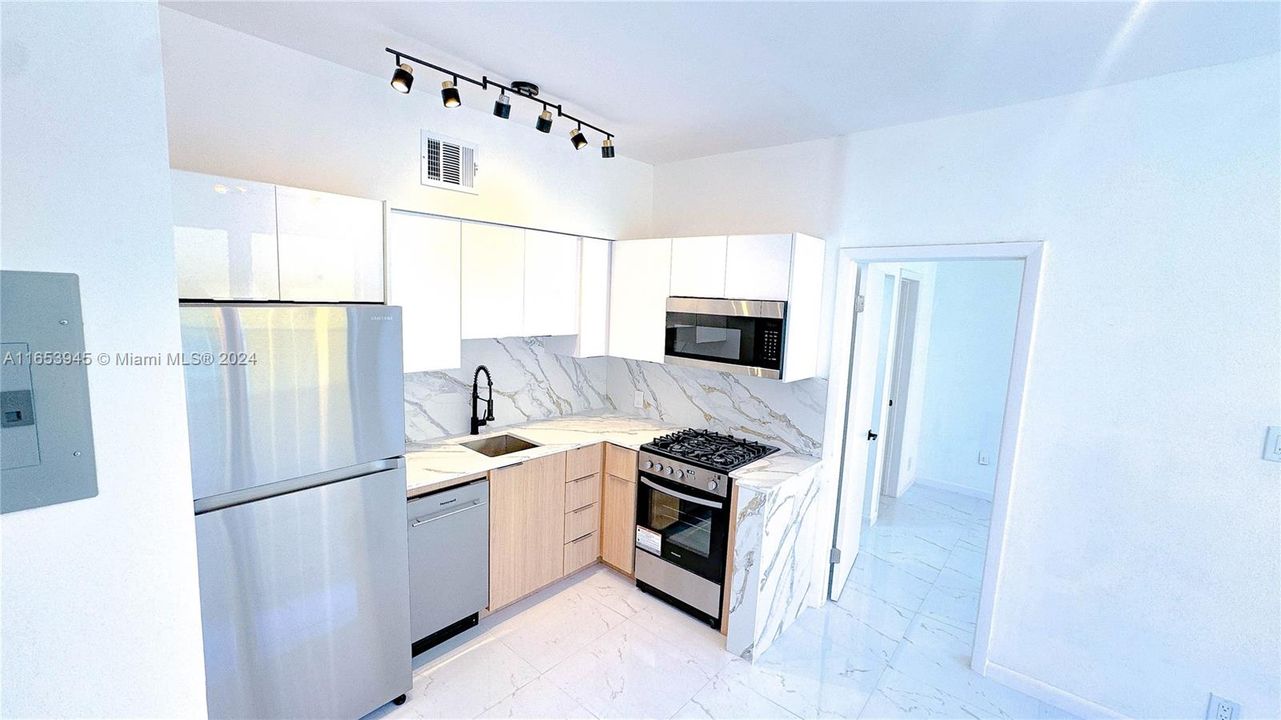 For Sale: $337,000 (2 beds, 2 baths, 580 Square Feet)