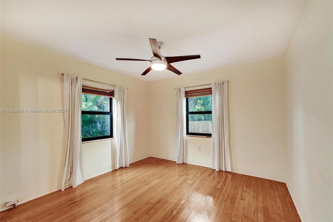 Master en suite with garden view