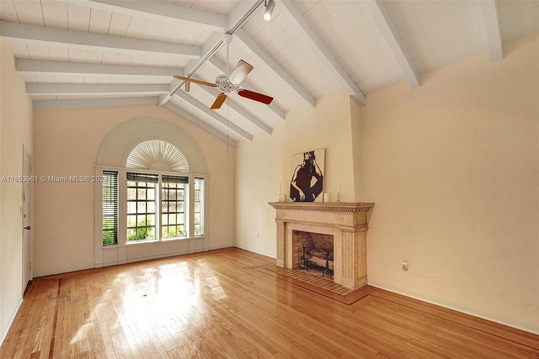 Spacious living area that extends to formal dinning room