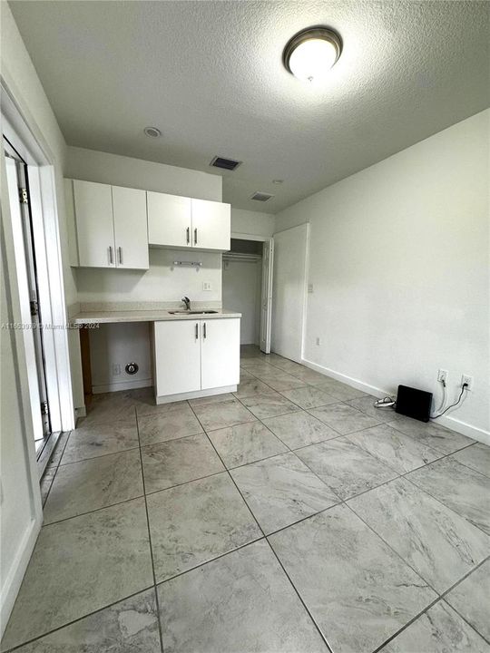 For Rent: $1,300 (0 beds, 1 baths, 1454 Square Feet)