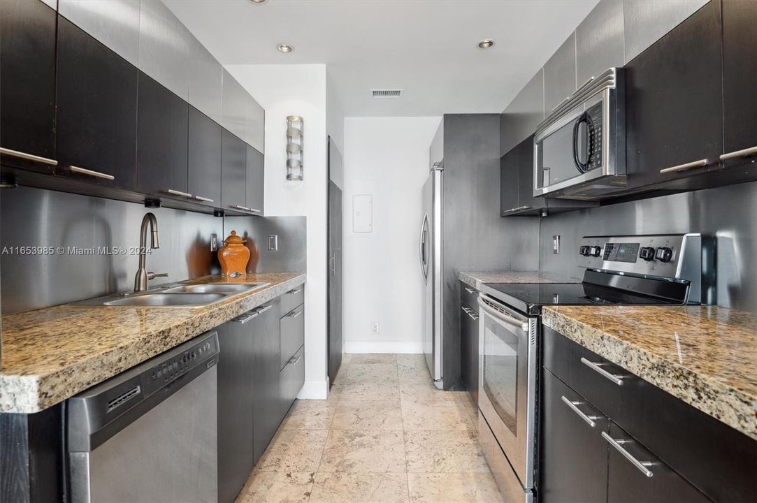 For Sale: $545,000 (1 beds, 1 baths, 1077 Square Feet)