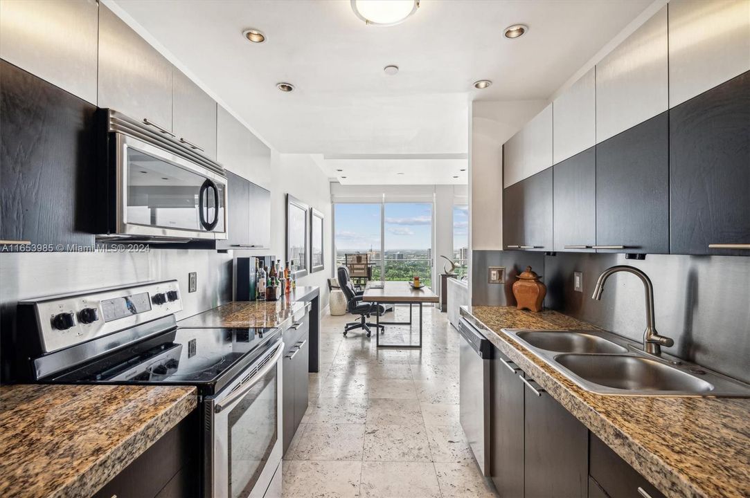 For Sale: $545,000 (1 beds, 1 baths, 1077 Square Feet)