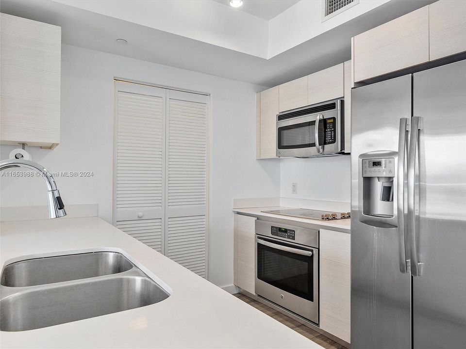 Active With Contract: $3,650 (2 beds, 2 baths, 1060 Square Feet)