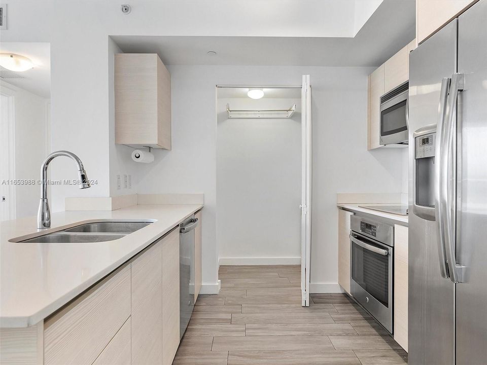 Active With Contract: $3,650 (2 beds, 2 baths, 1060 Square Feet)