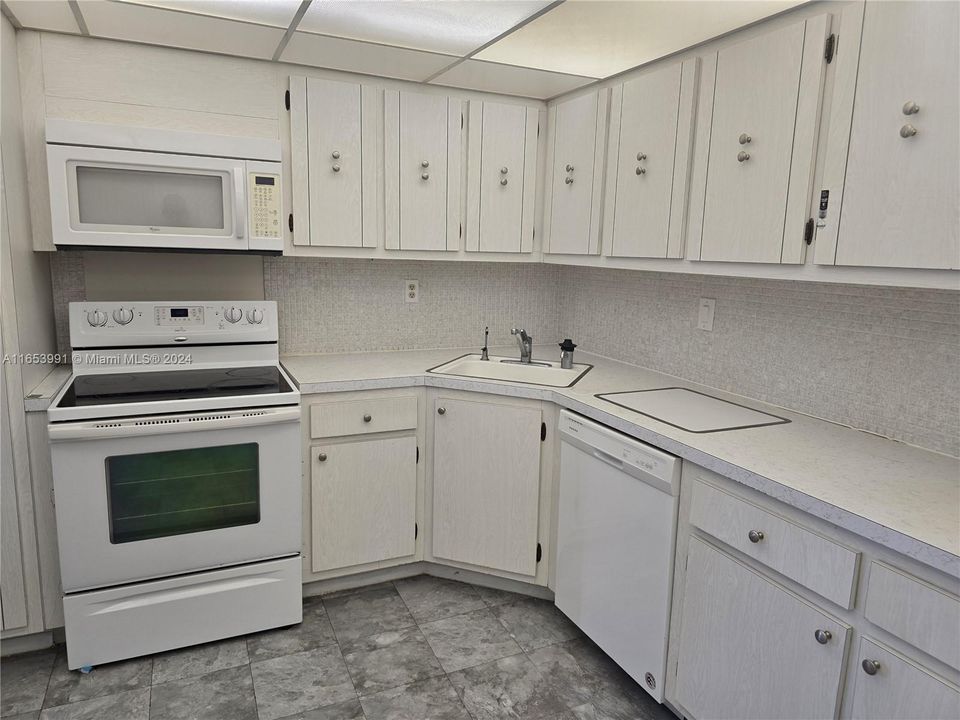 For Sale: $229,000 (1 beds, 1 baths, 775 Square Feet)