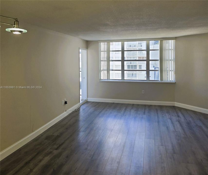 For Sale: $229,000 (1 beds, 1 baths, 775 Square Feet)