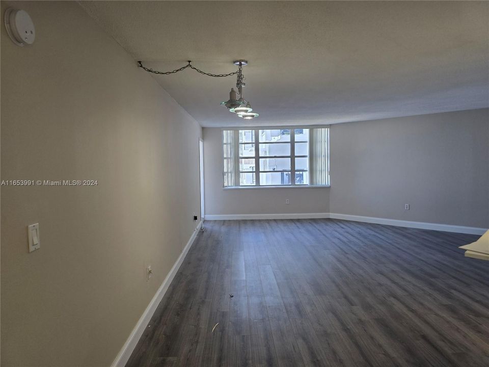 For Sale: $229,000 (1 beds, 1 baths, 775 Square Feet)