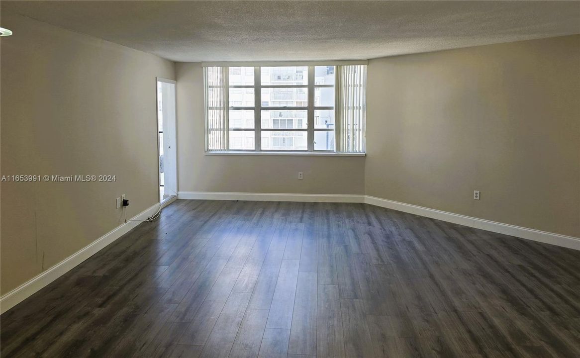 For Sale: $229,000 (1 beds, 1 baths, 775 Square Feet)