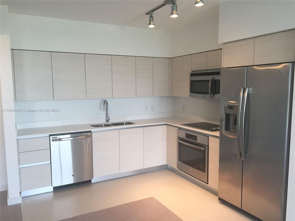 For Sale: $425,000 (1 beds, 1 baths, 648 Square Feet)