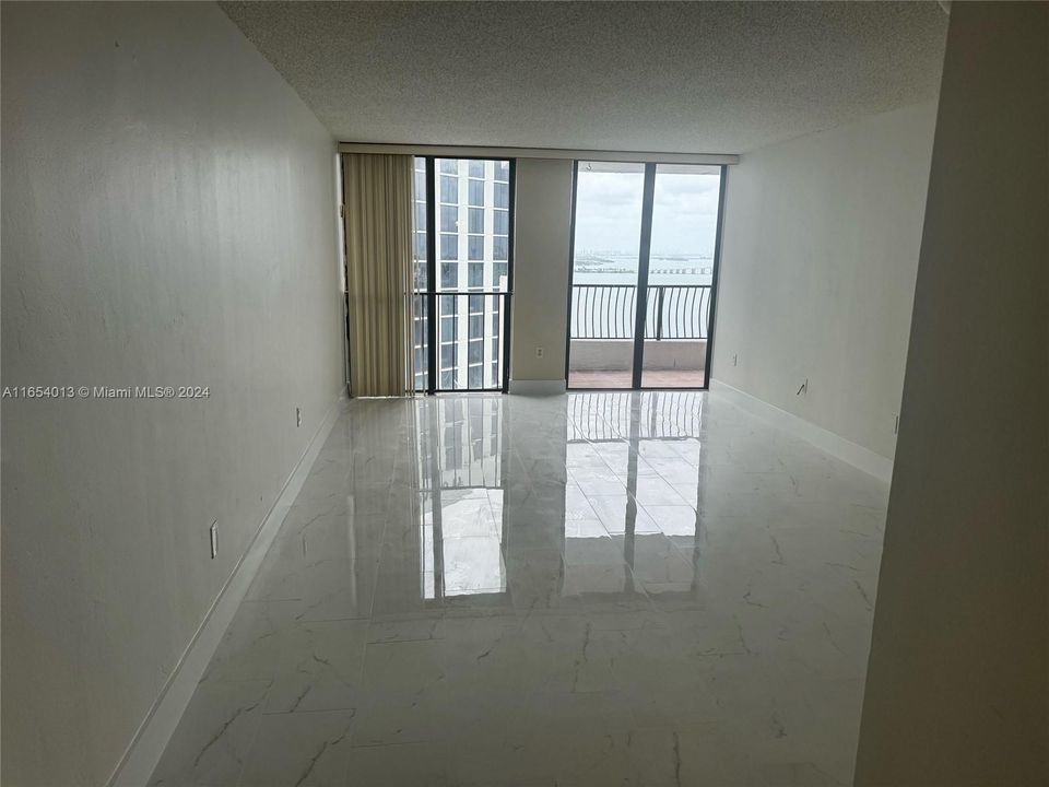 For Rent: $2,600 (1 beds, 1 baths, 890 Square Feet)