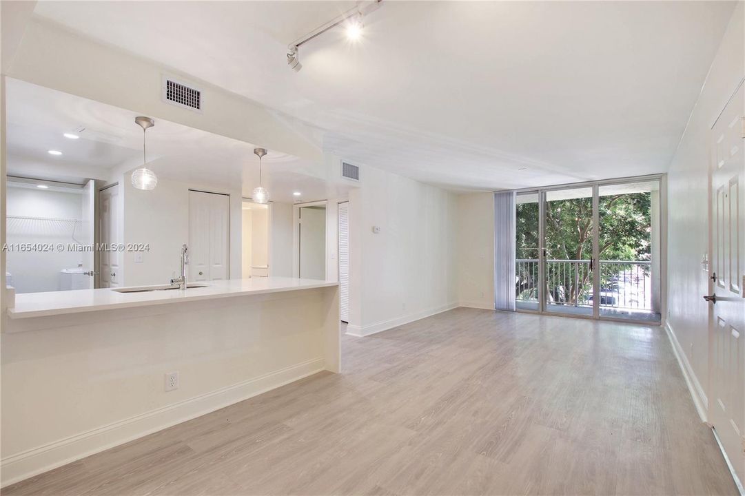 Active With Contract: $2,277 (1 beds, 1 baths, 795 Square Feet)