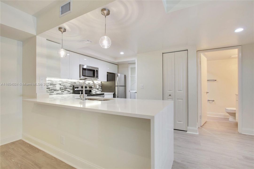 Active With Contract: $2,277 (1 beds, 1 baths, 795 Square Feet)