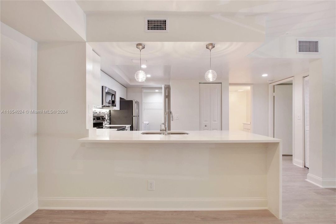 Active With Contract: $2,277 (1 beds, 1 baths, 795 Square Feet)