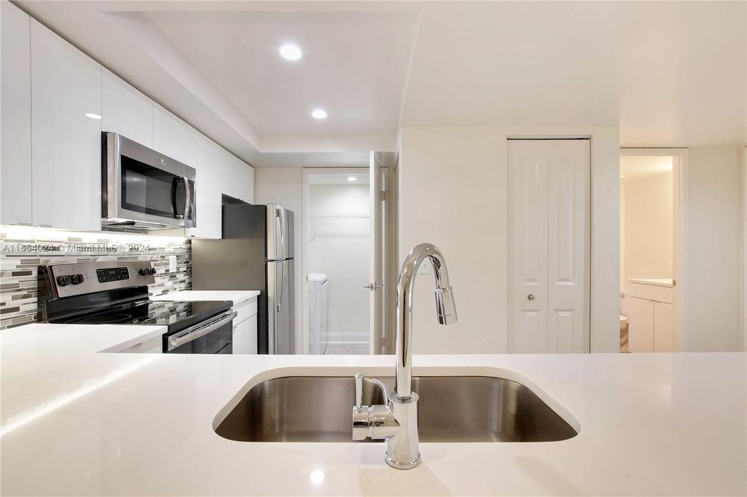 Active With Contract: $2,277 (1 beds, 1 baths, 795 Square Feet)