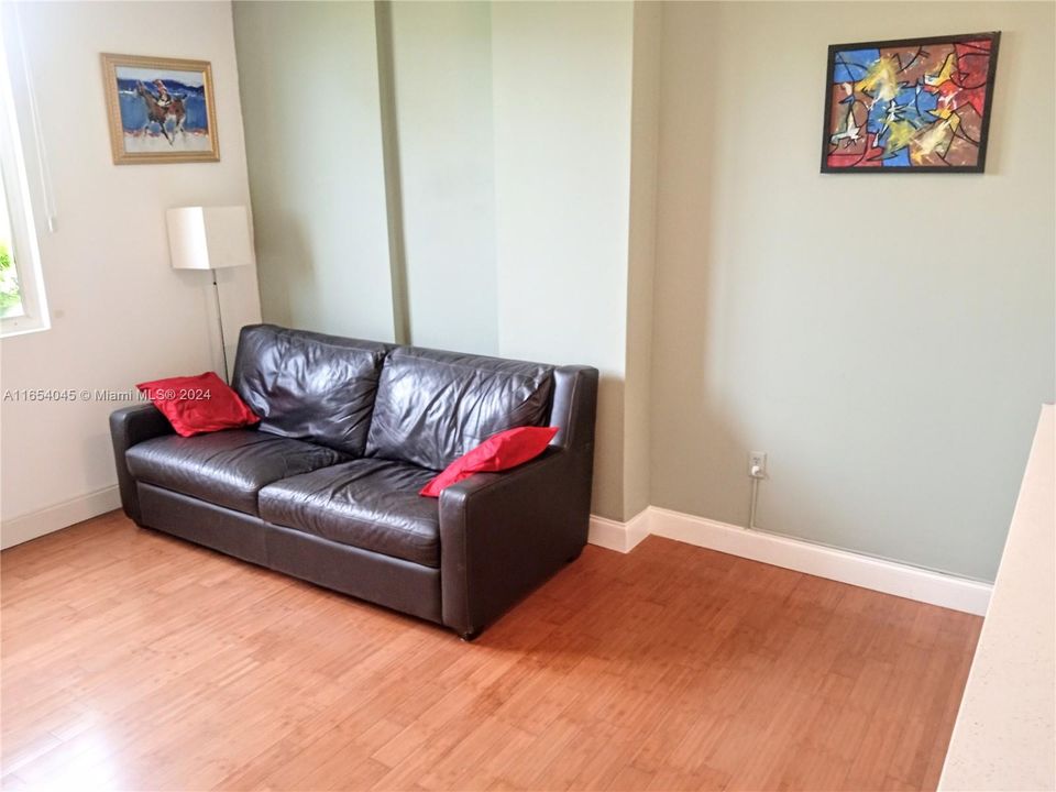 For Sale: $359,000 (1 beds, 1 baths, 615 Square Feet)