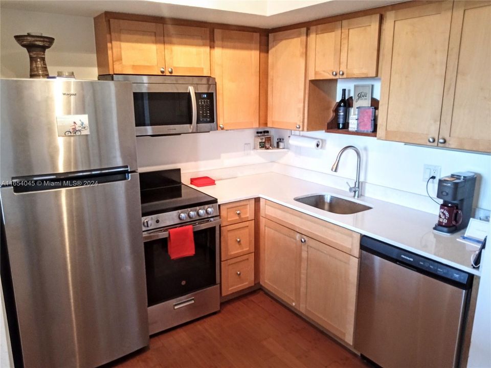 For Sale: $359,000 (1 beds, 1 baths, 615 Square Feet)