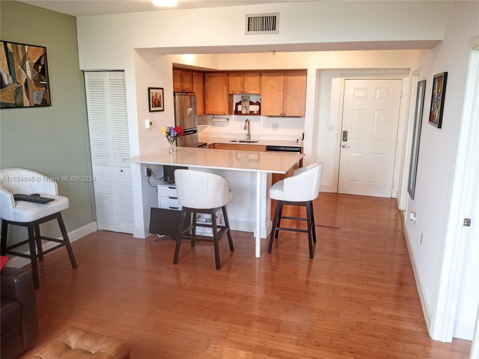 For Sale: $359,000 (1 beds, 1 baths, 615 Square Feet)