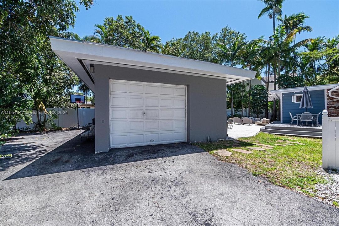 For Sale: $1,895,000 (4 beds, 2 baths, 2292 Square Feet)