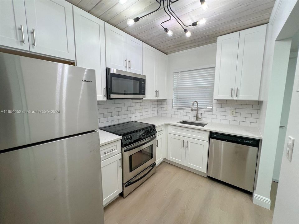 For Sale: $199,990 (2 beds, 2 baths, 835 Square Feet)