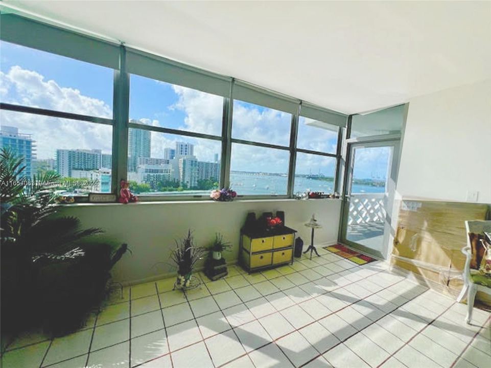 For Sale: $529,000 (1 beds, 1 baths, 897 Square Feet)