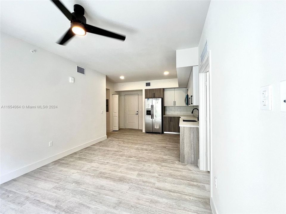 Active With Contract: $3,299 (3 beds, 2 baths, 1161 Square Feet)